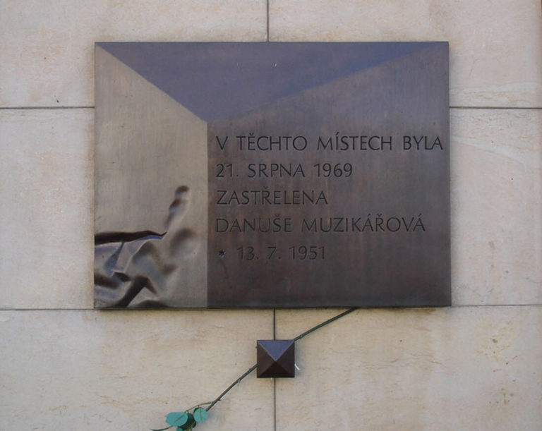 Pamětní desky obětem událostí r. 1968-1969. 1991. (1 z cyklu 4 desek, Brno, Moravské náměstí)