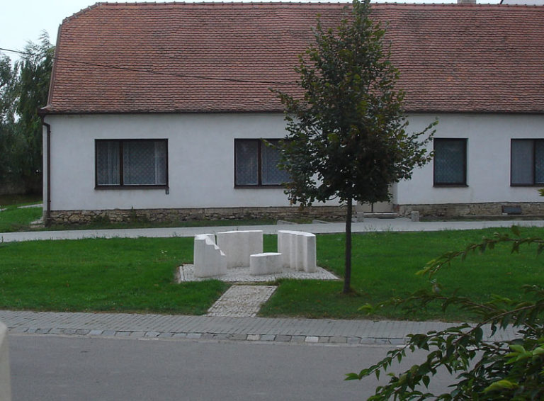 Památník obětem válek, 2005