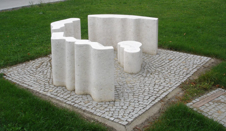 Památník obětem válek, 2005